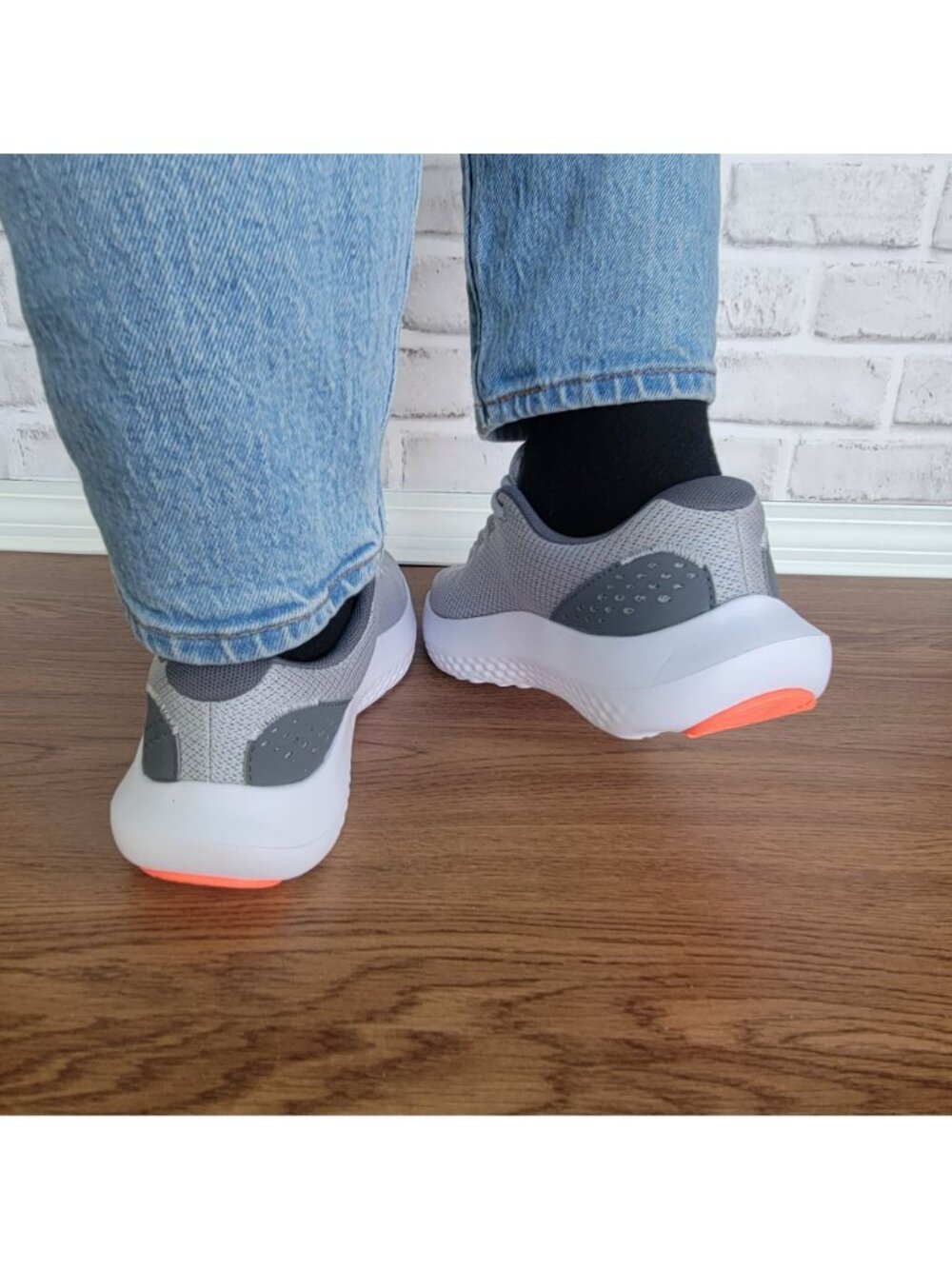 ✨Under Armour Surge 4 Sz 5.5Y Big Kids Shoes Sneakers Grey/White 3027103-100 - Picture 6 of 10